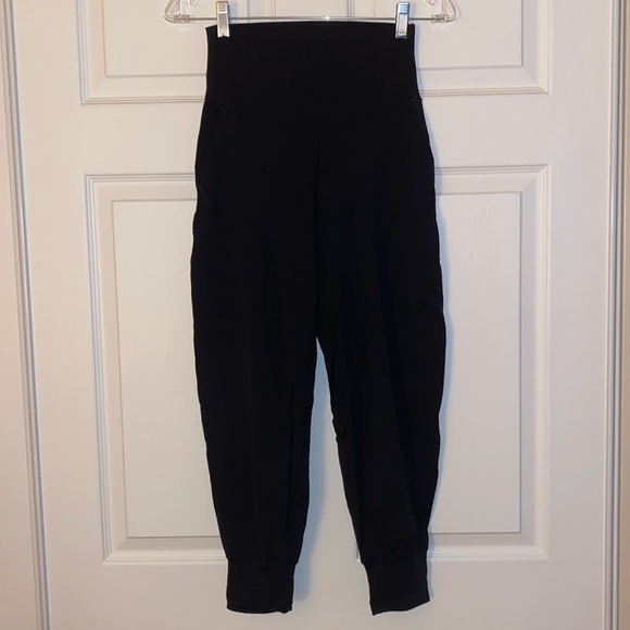 Aerie Offline Real Me High Waisted Jogger Black Medium Short - Picture 1 of 3